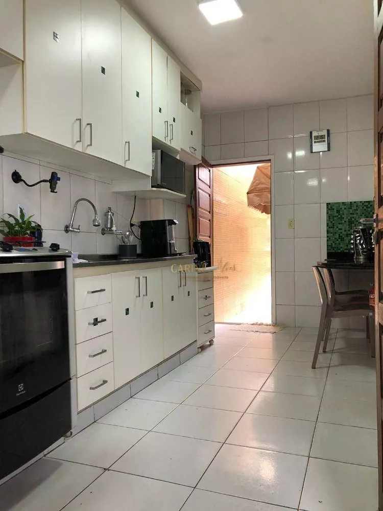 Casa à venda com 3 quartos, 208m² - Foto 2