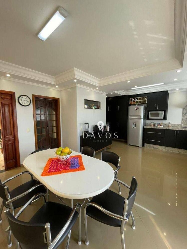 Sobrado à venda com 3 quartos, 240m² - Foto 1