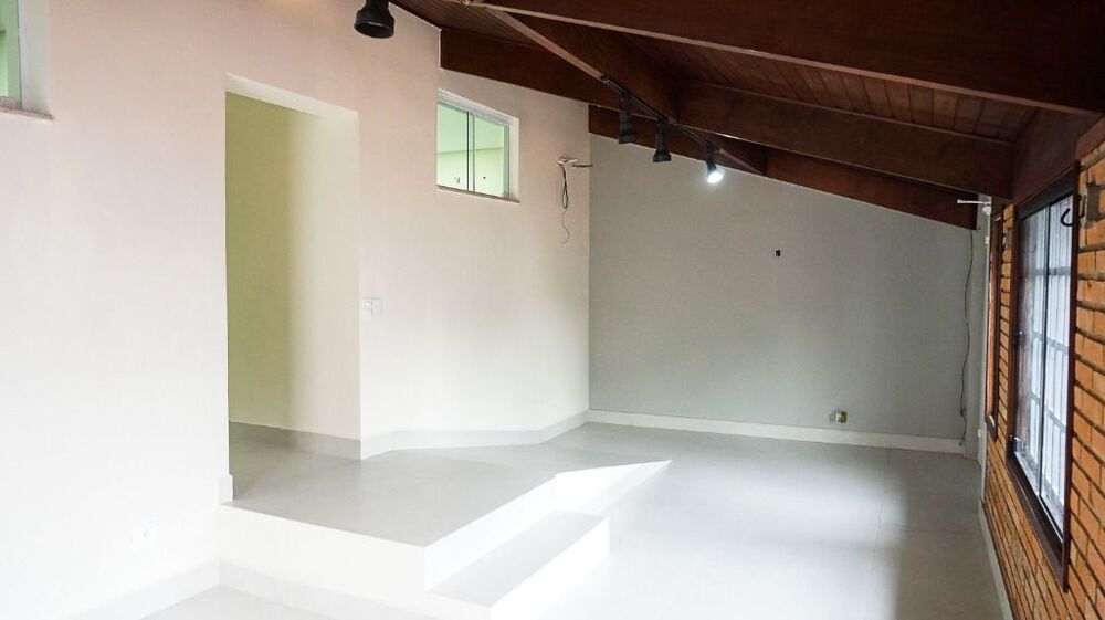 Sobrado à venda e aluguel com 8 quartos, 240m² - Foto 1
