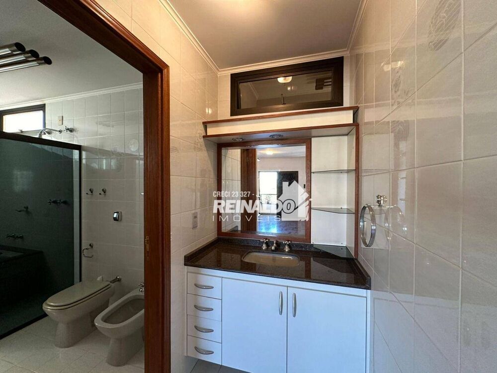 Apartamento à venda com 3 quartos, 200m² - Foto 2