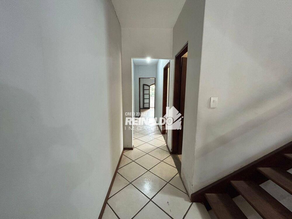 Casa à venda com 3 quartos, 215m² - Foto 2