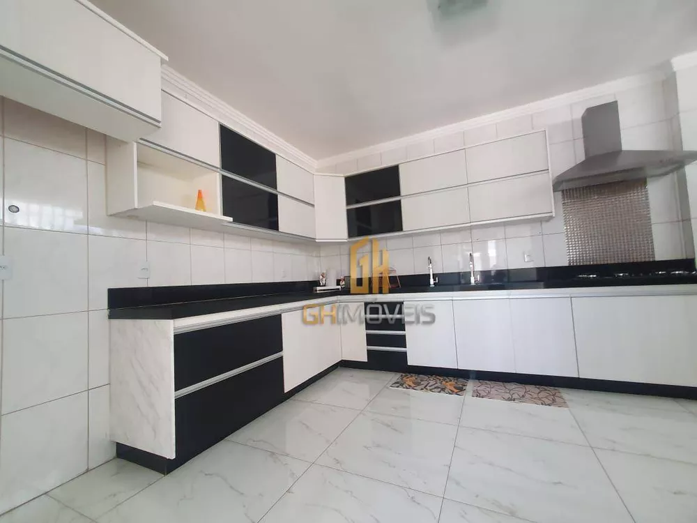 Casa à venda com 3 quartos, 300m² - Foto 2