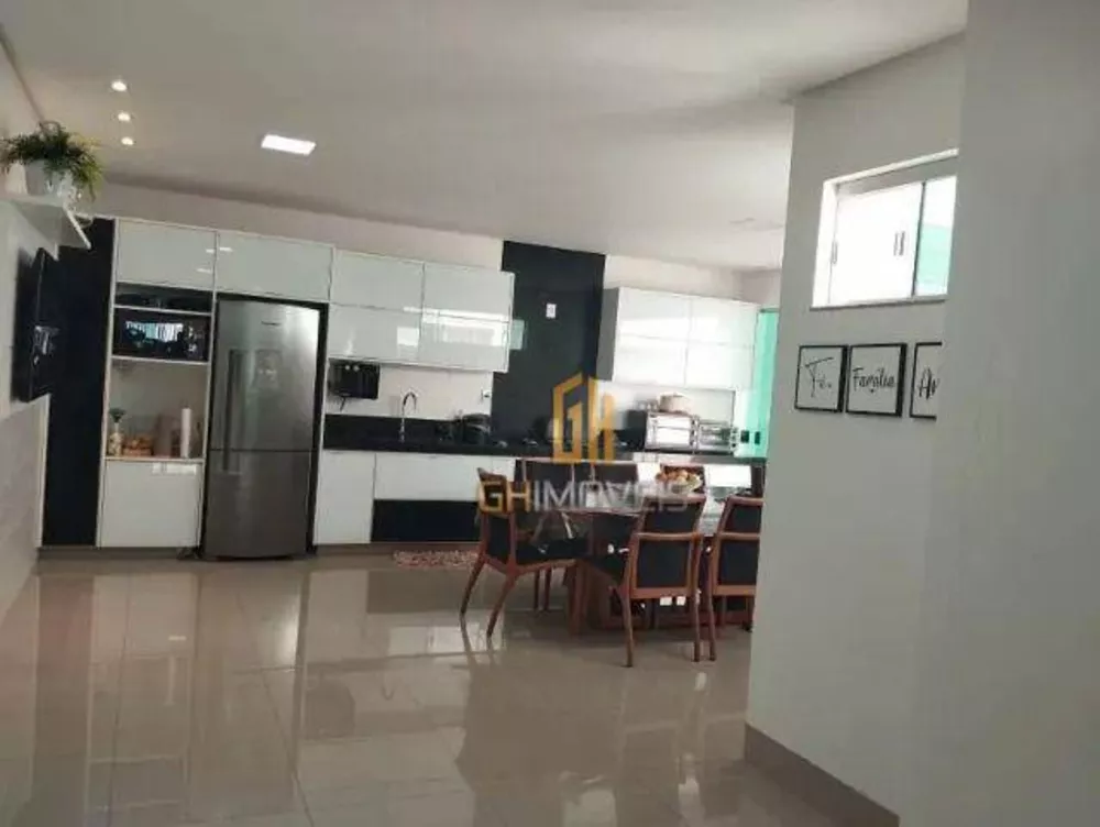 Casa à venda com 3 quartos, 201m² - Foto 1