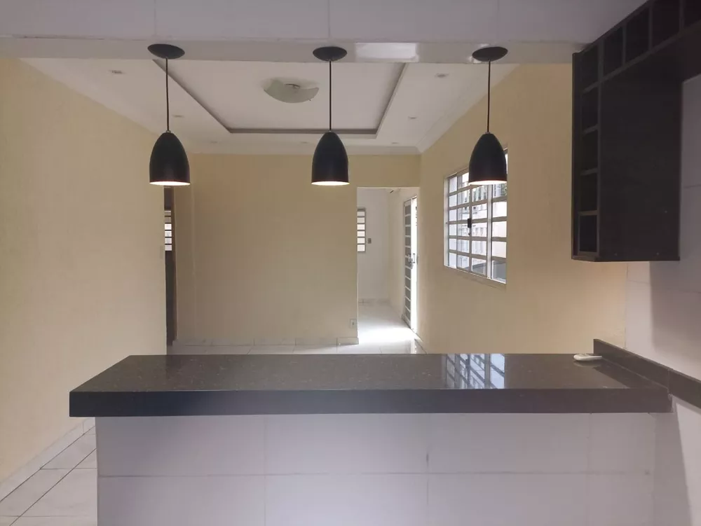 Casa à venda com 3 quartos, 242m² - Foto 1