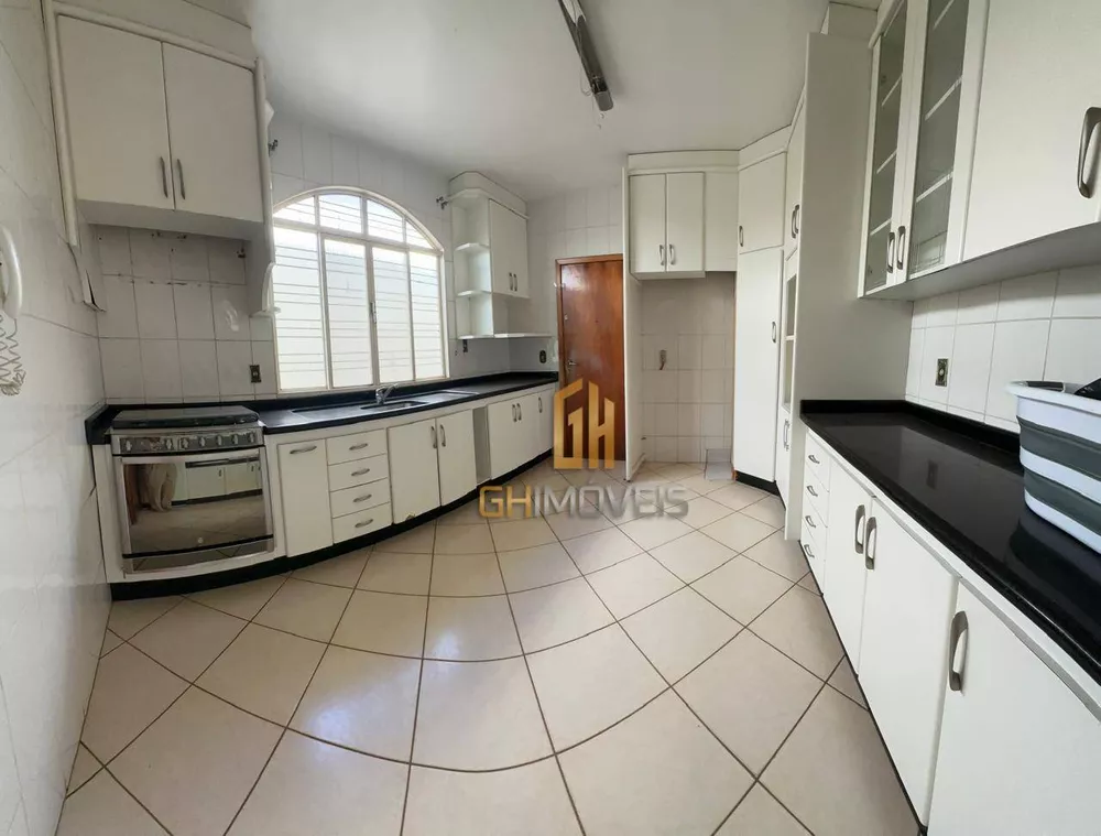 Casa à venda com 3 quartos, 299m² - Foto 4