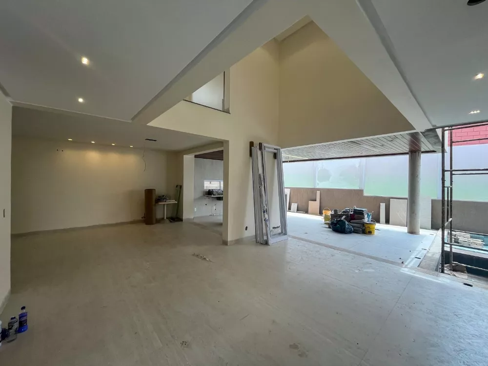 Sobrado à venda com 4 quartos, 315m² - Foto 1