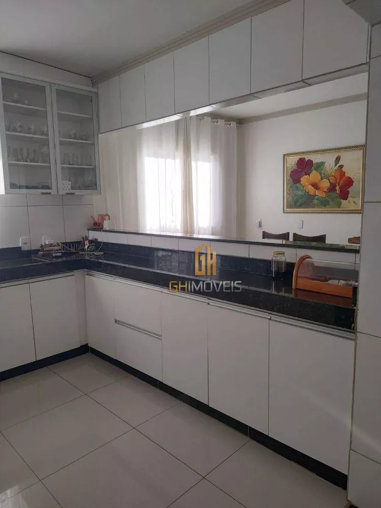 Sobrado à venda com 5 quartos, 300m² - Foto 1