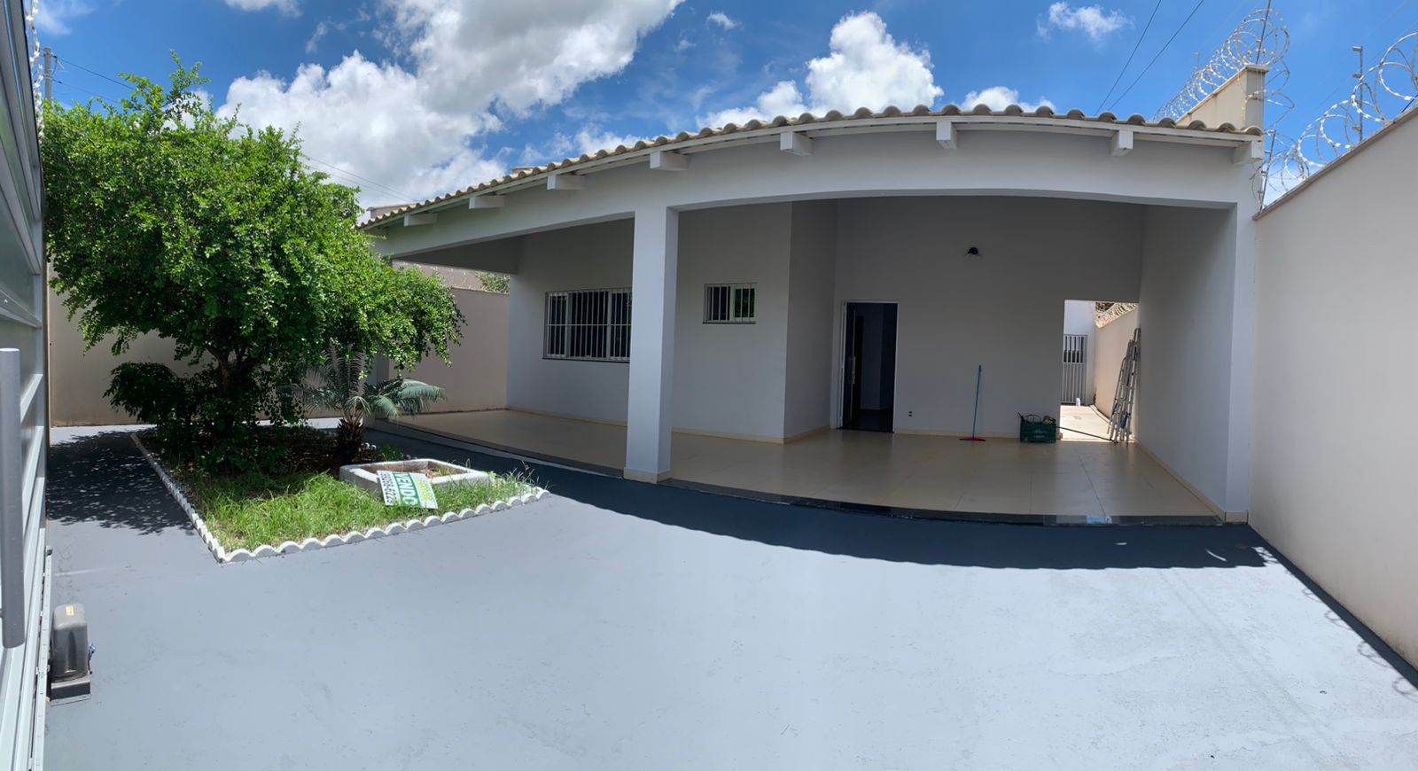 Casa à venda com 3 quartos, 217m² - Foto 1