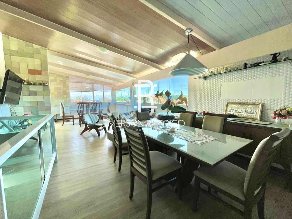 Casa à venda com 3 quartos, 210m² - Foto 1