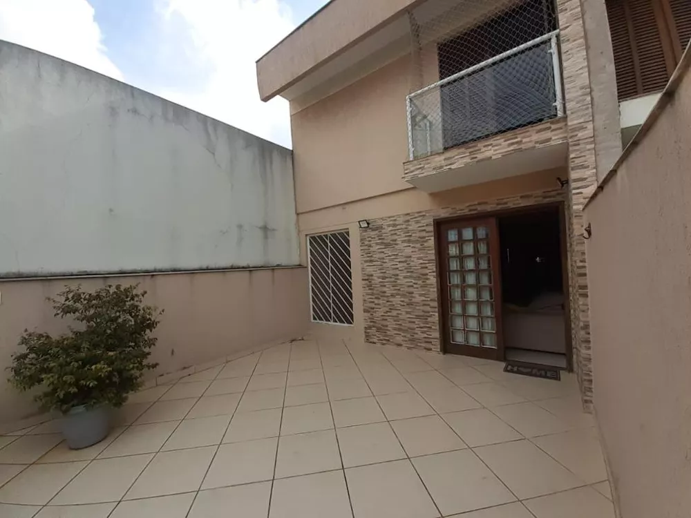 Sobrado à venda com 3 quartos, 230m² - Foto 1