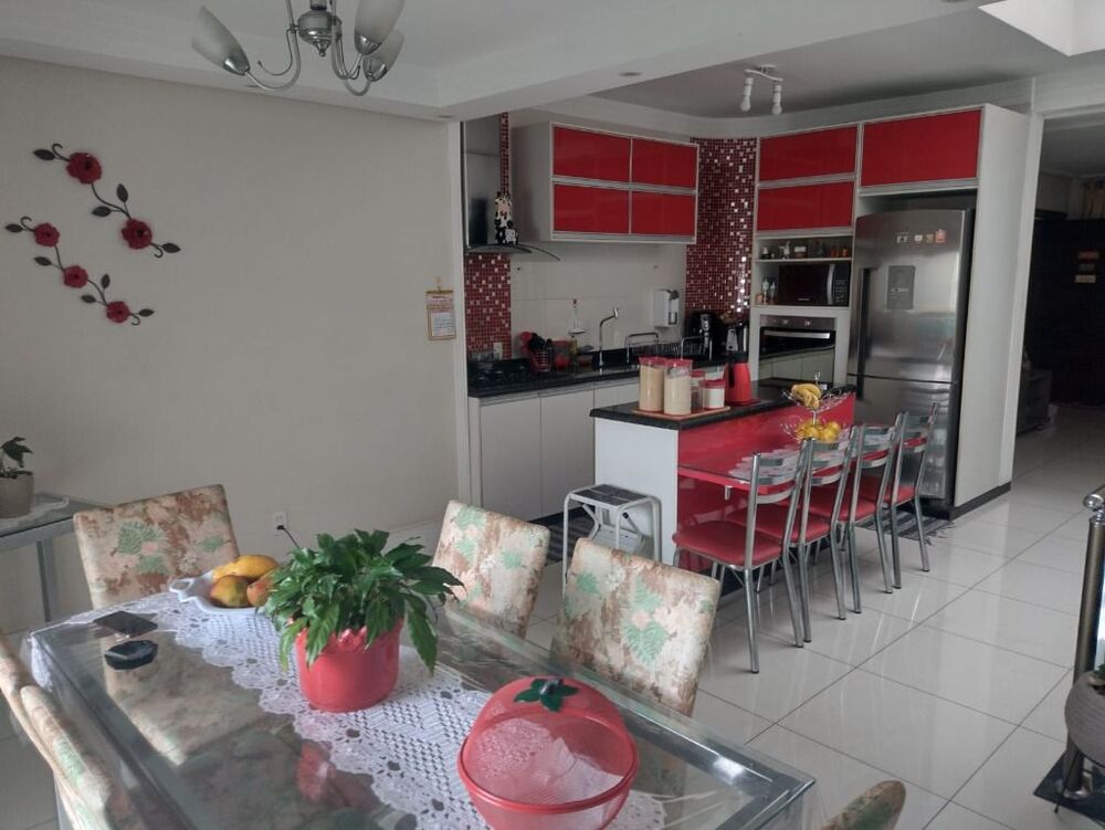 Casa, 3 quartos, 216 m² - Foto 1