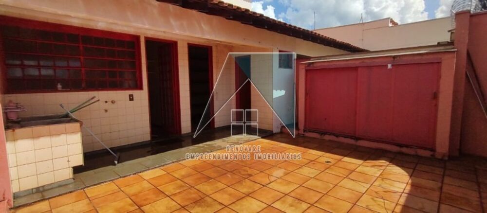 Casa à venda com 3 quartos, 222m² - Foto 1