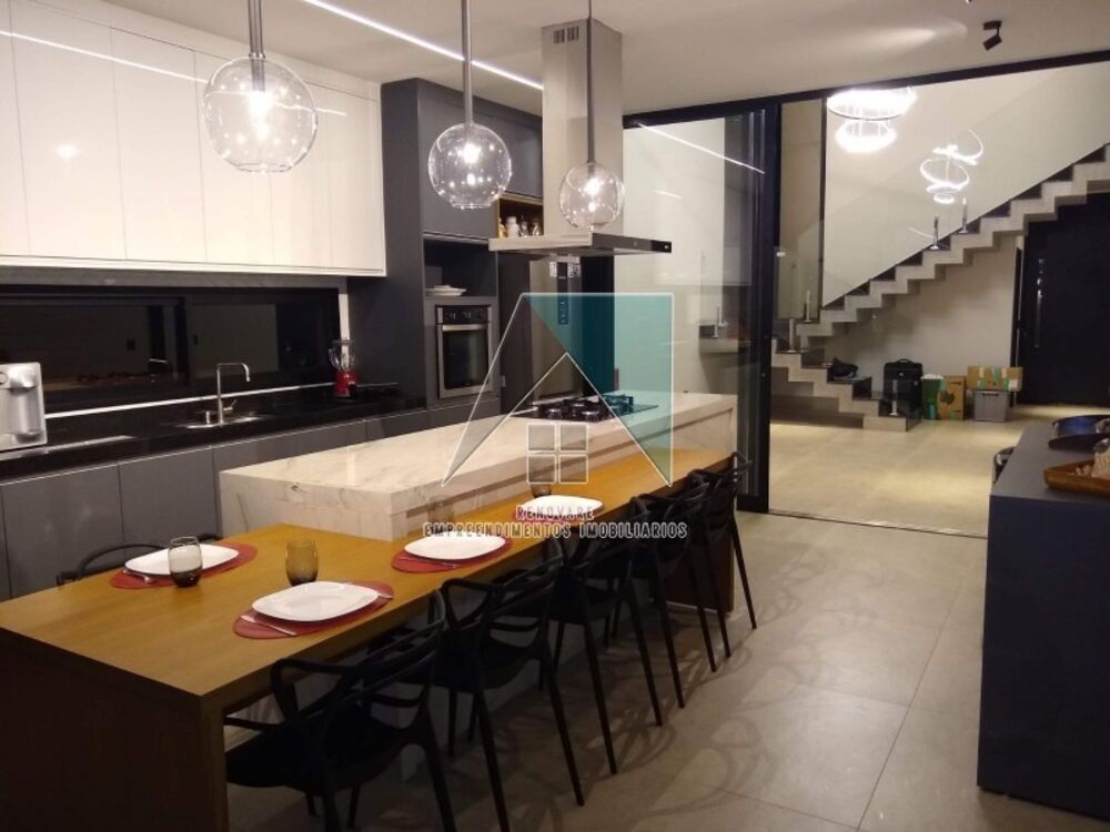 Casa à venda com 3 quartos, 258m² - Foto 1