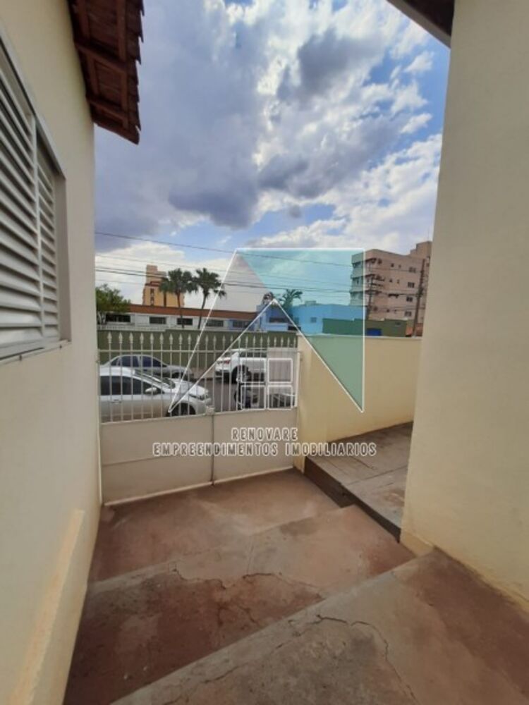 Casa à venda com 4 quartos, 170m² - Foto 1