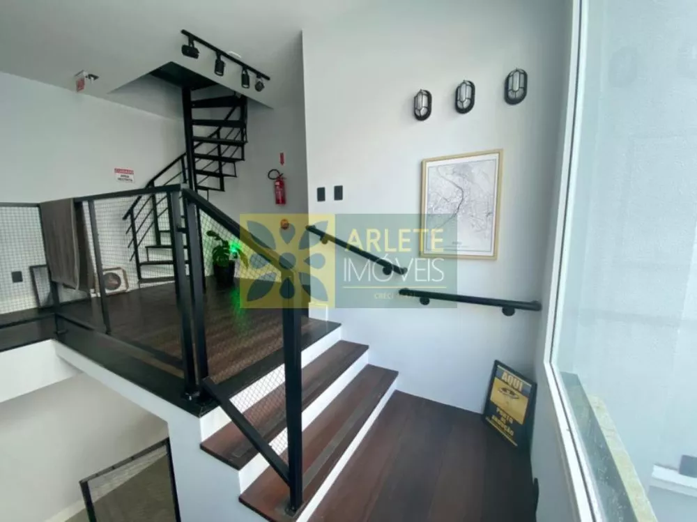 Casa à venda com 7 quartos, 350m² - Foto 4