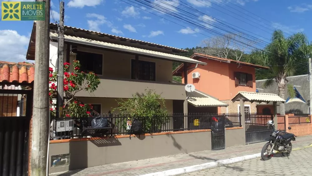 Casa à venda com 5 quartos, 143m² - Foto 1