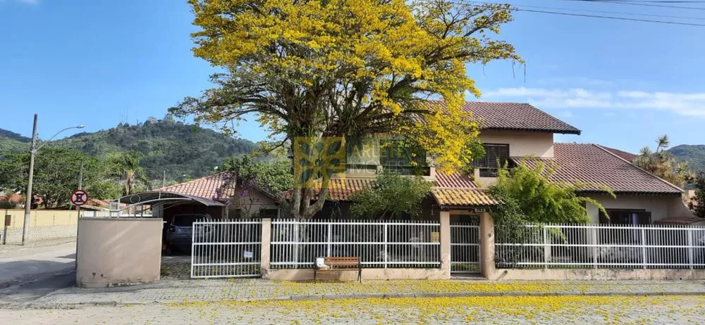 Casa à venda com 4 quartos, 250m² - Foto 1