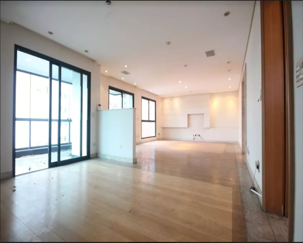 Apartamento à venda com 4 quartos, 202m² - Foto 2