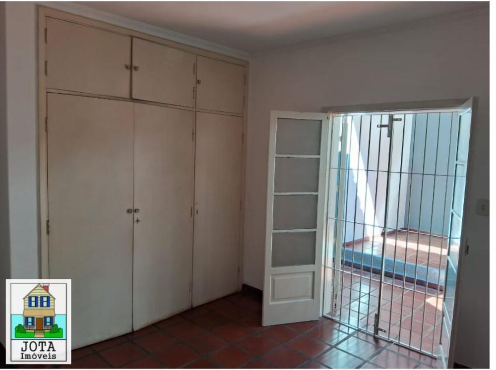 Casa à venda com 2 quartos, 268m² - Foto 2