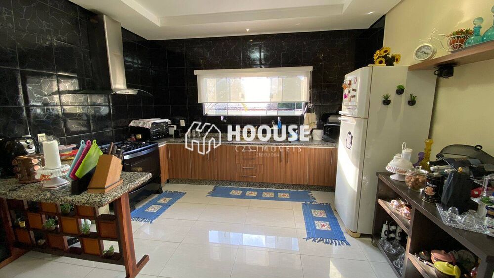 Casa à venda com 6 quartos, 454m² - Foto 1