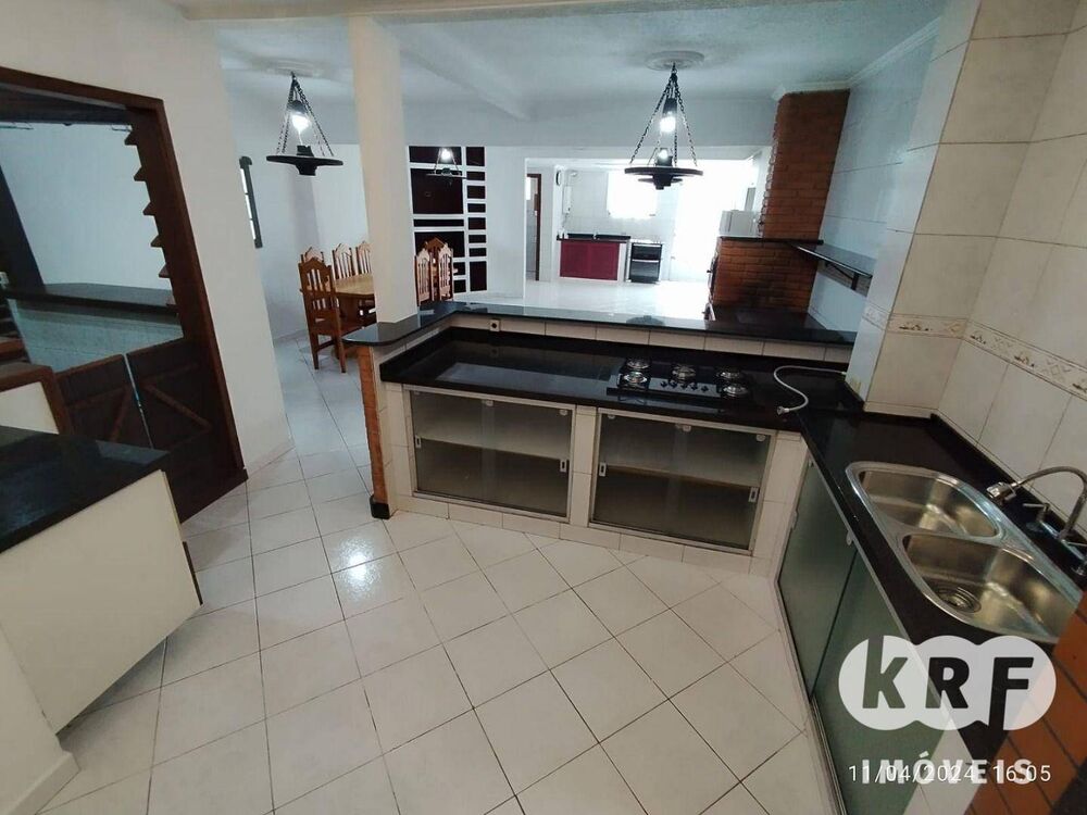 Casa à venda com 4 quartos, 300m² - Foto 2