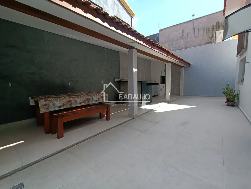 Casa, 4 quartos, 243 m² - Foto 2