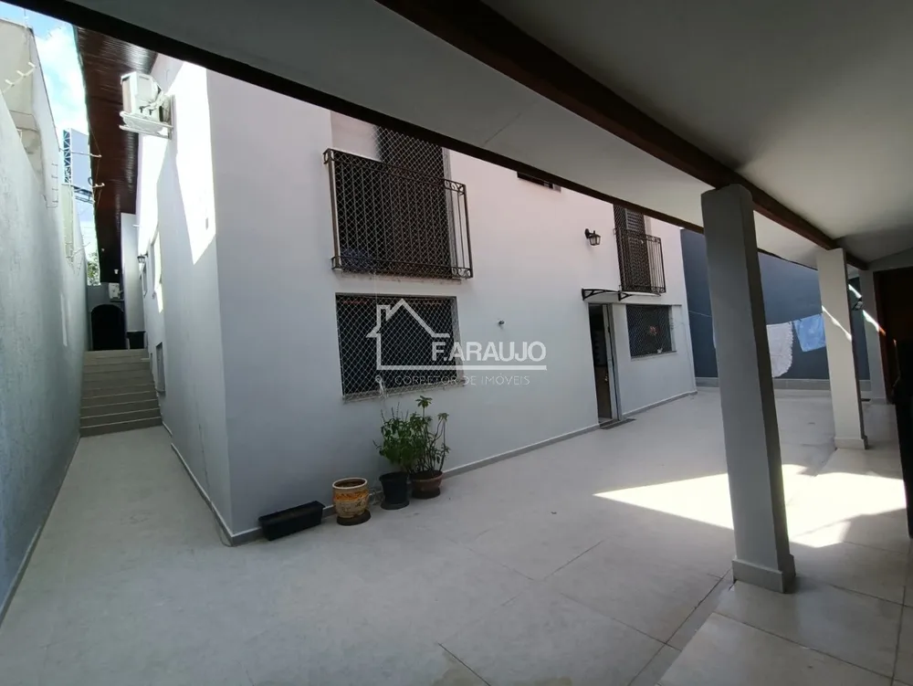 Casa, 4 quartos, 243 m² - Foto 1