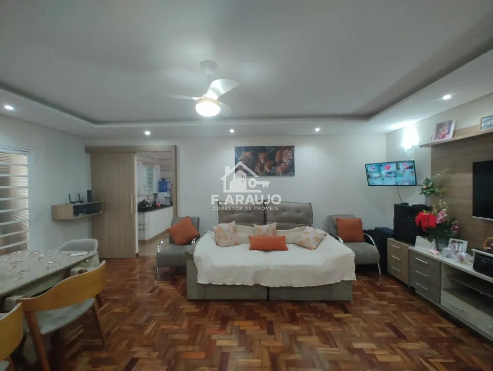 Casa, 4 quartos, 218 m² - Foto 1