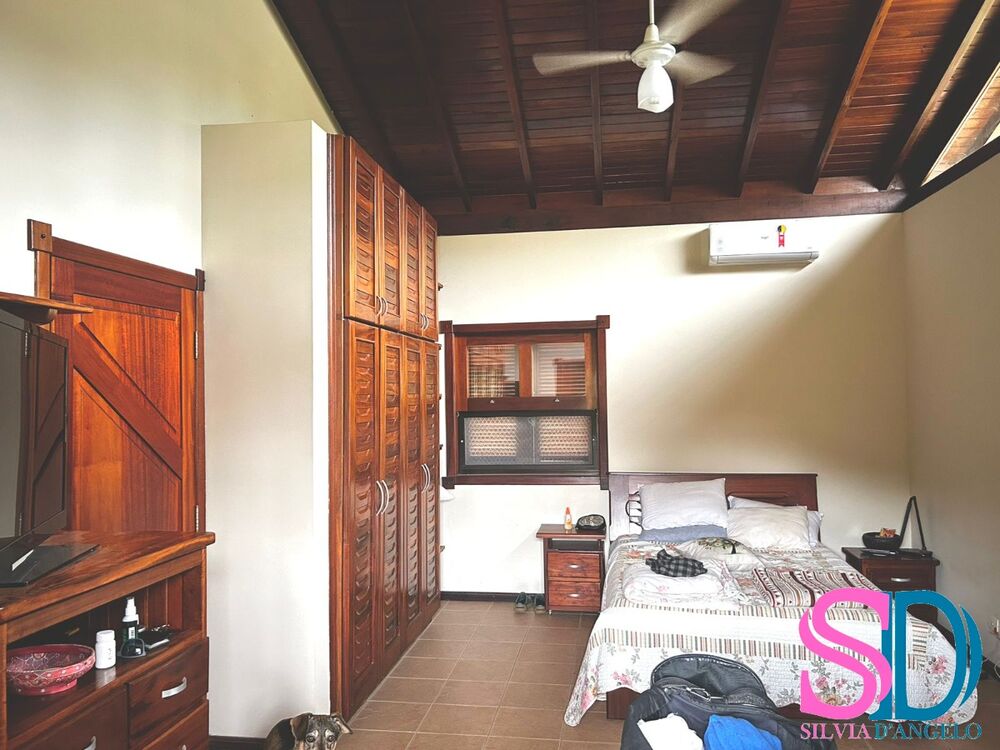 Casa de Condomínio à venda com 4 quartos, 254m² - Foto 1