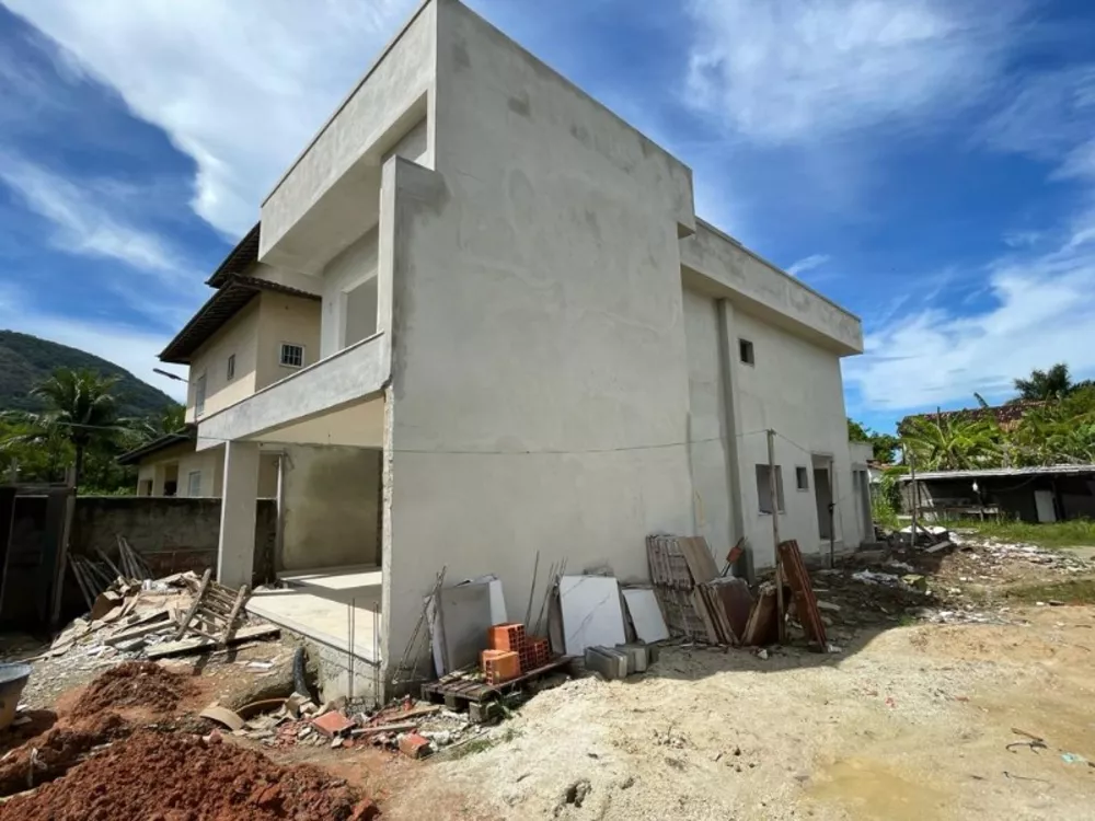 Casa à venda com 4 quartos, 216m² - Foto 1