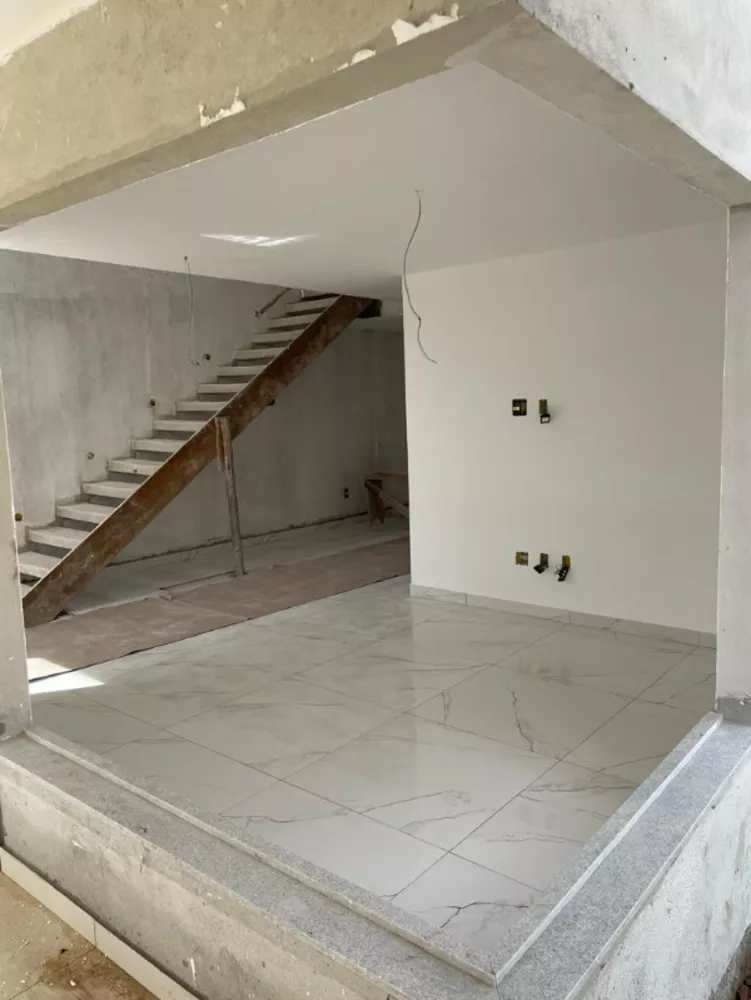 Casa à venda com 4 quartos, 216m² - Foto 3