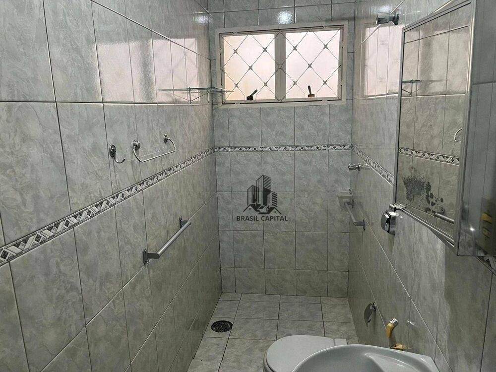 Casa para alugar com 3 quartos, 179m² - Foto 1