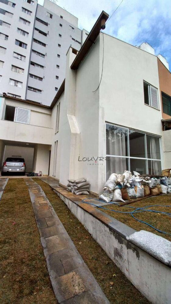 Casa à venda e aluguel com 3 quartos, 131m² - Foto 1
