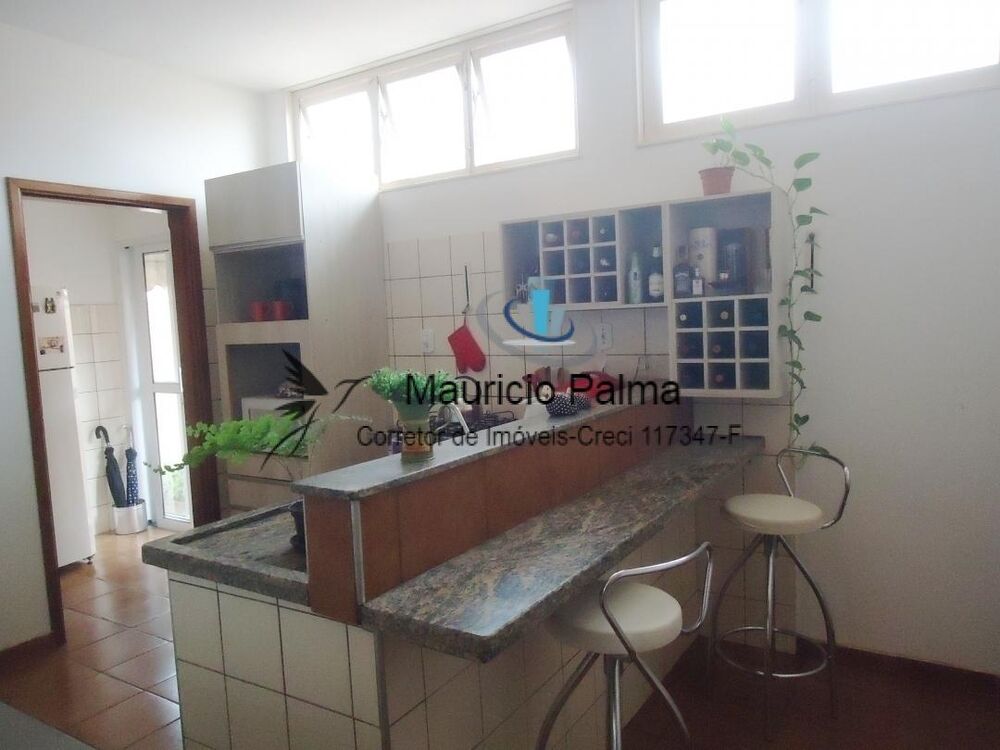 Casa à venda com 4 quartos, 250m² - Foto 1