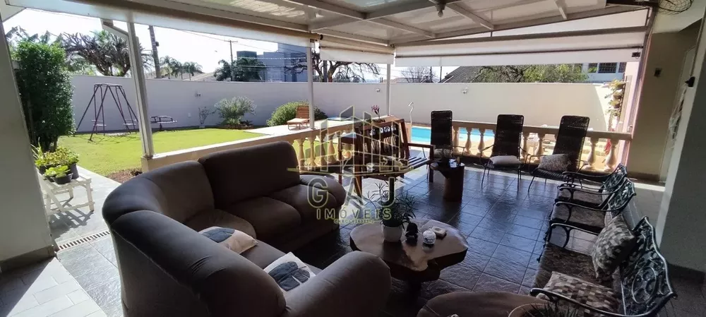 Casa à venda com 4 quartos, 216m² - Foto 1