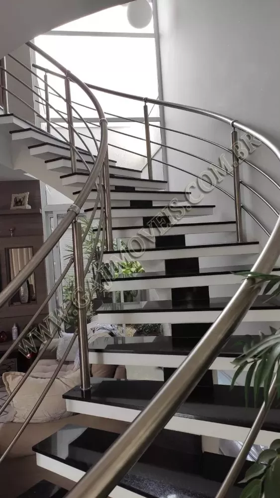 Casa à venda com 3 quartos, 270m² - Foto 1