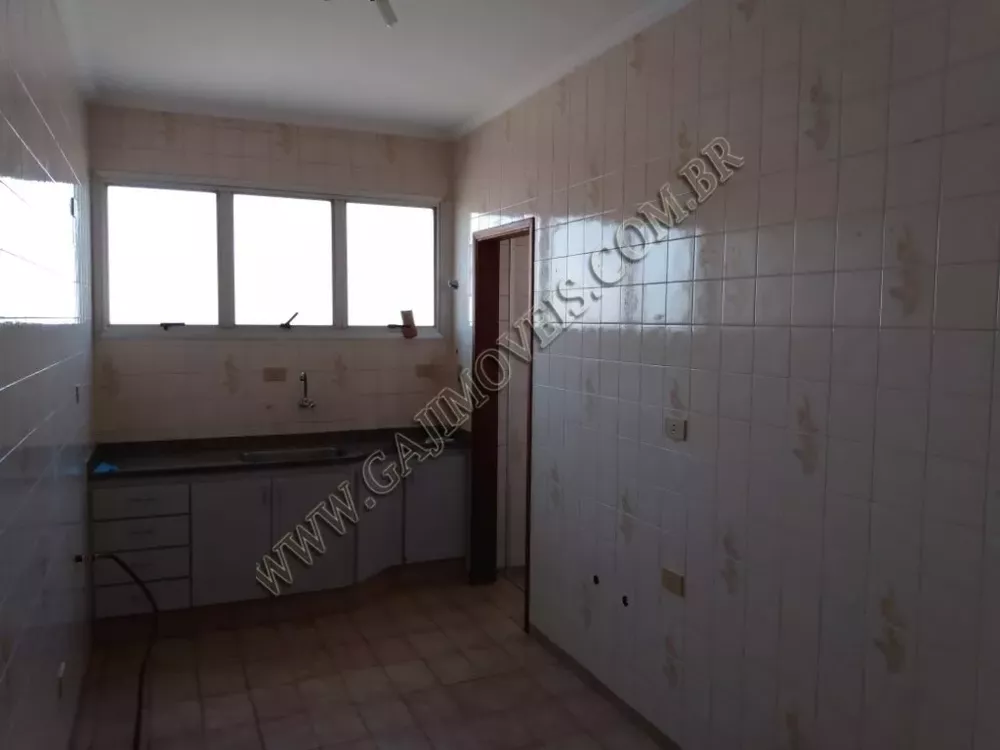 Apartamento à venda com 3 quartos, 90m² - Foto 2