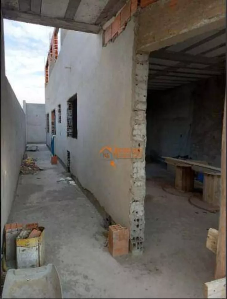 Sobrado à venda com 5 quartos, 306m² - Foto 1