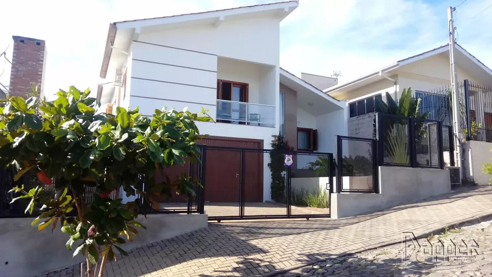 Casa à venda com 3 quartos, 178m² - Foto 1