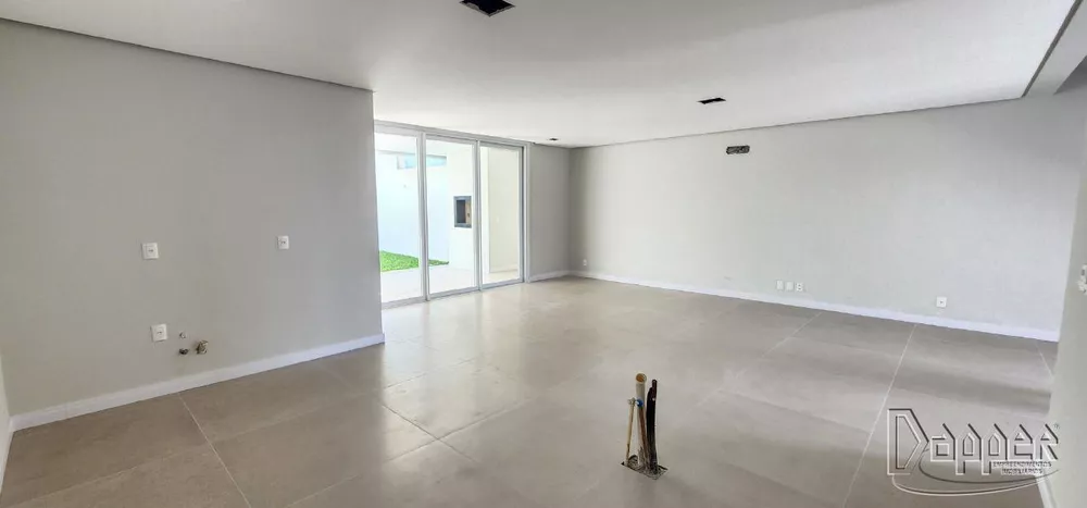 Casa à venda com 3 quartos, 243m² - Foto 4