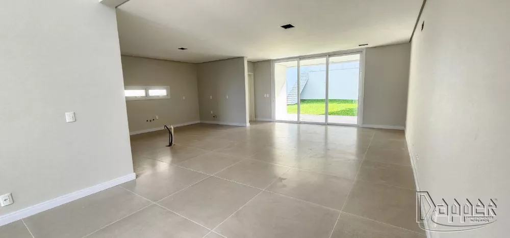 Casa à venda com 3 quartos, 243m² - Foto 3