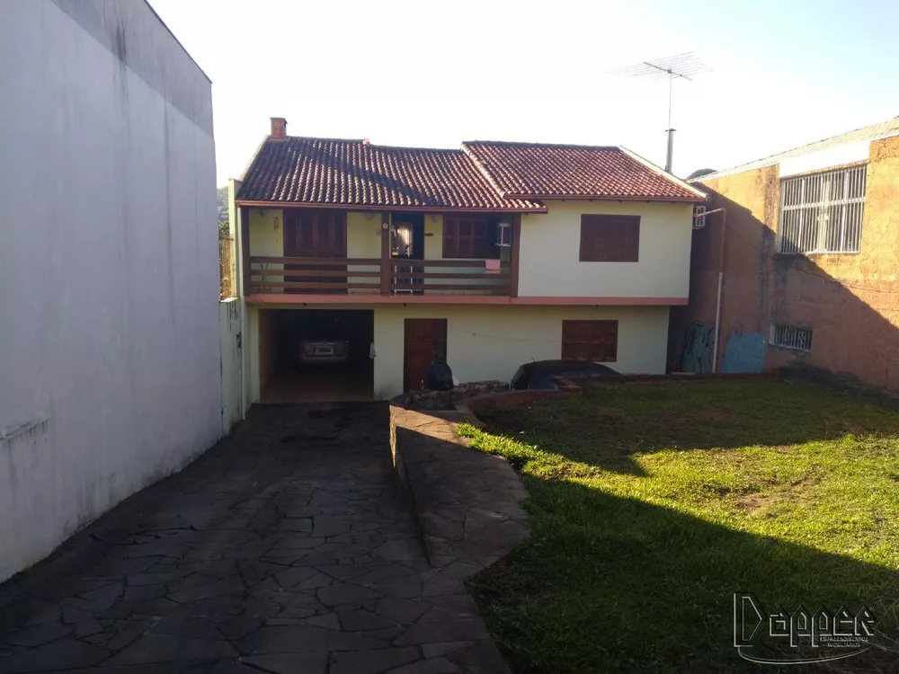 Casa à venda com 3 quartos, 241m² - Foto 1