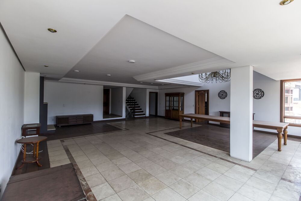 Casa à venda e aluguel com 4 quartos, 635m² - Foto 1