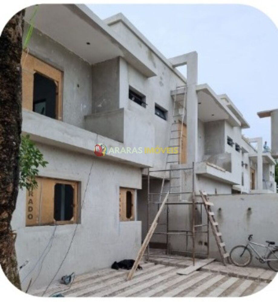 Casa à venda com 3 quartos, 117m² - Foto 1