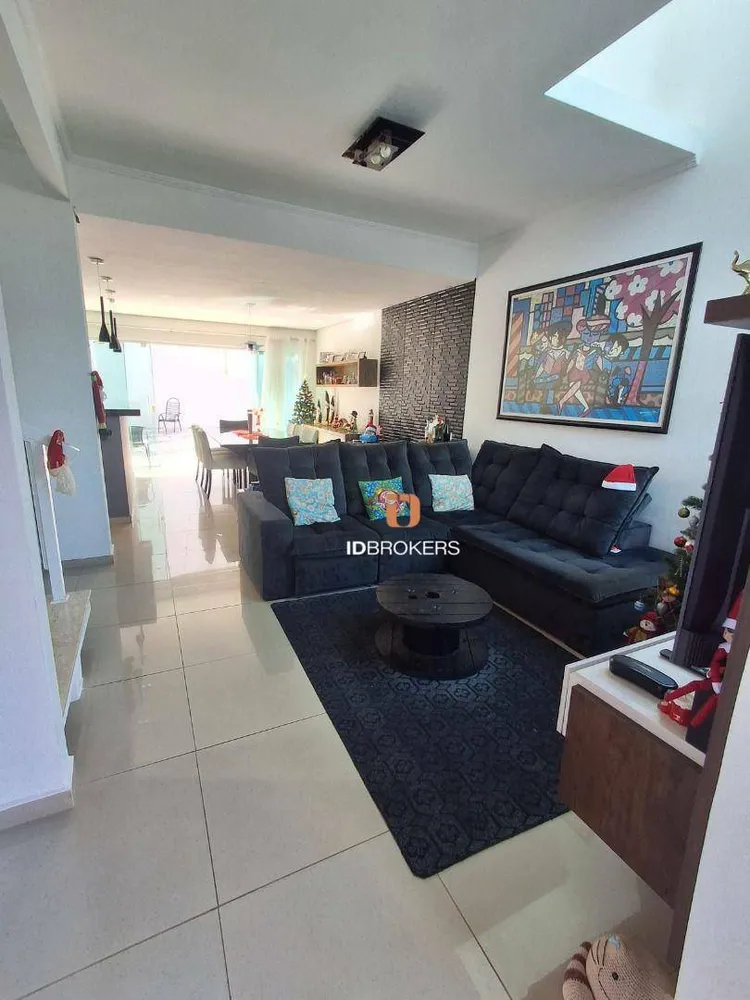 Casa, 3 quartos, 202 m² - Foto 2