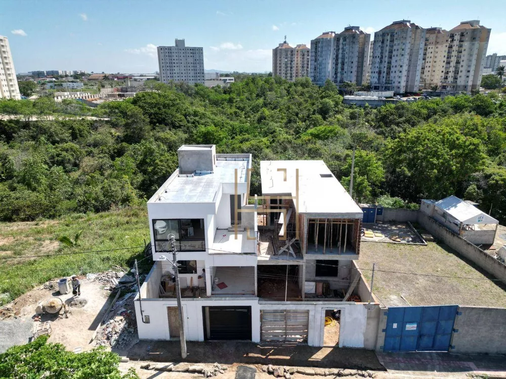 Casa à venda com 4 quartos, 200m² - Foto 1