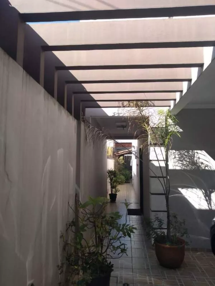 Sobrado à venda com 3 quartos, 200m² - Foto 2