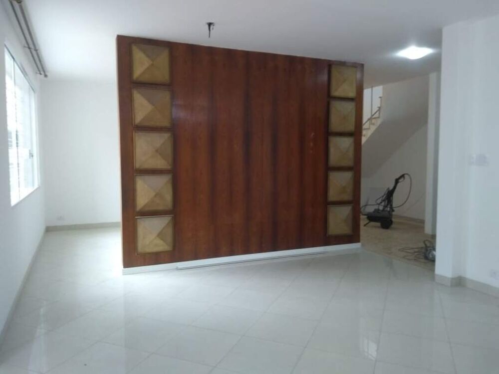 Sobrado à venda com 3 quartos, 220m² - Foto 1