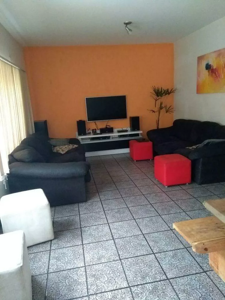 Casa à venda com 3 quartos, 209m² - Foto 1