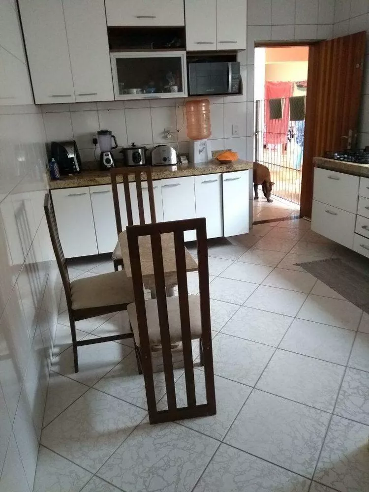 Casa à venda com 3 quartos, 209m² - Foto 2